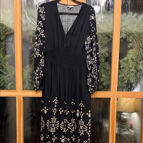 Knox Rose Black Dress with White Embroidery - Picture 2 of 3